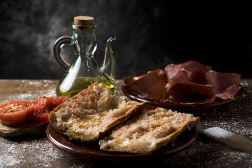 Authentic Pa de Vidre with tomato and olive oil