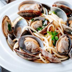 Mediterranean clams with spaghetti and parsley